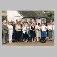 080-2004 1. Treffen am 8. Mai 1986 in Heiligenhaus. Noch eine Aufnahme auf dem Hof von Retats. Vorne in der Mitte Frau Wittke.JPG